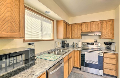 Abbott Loop House | Modern Anchorage Townhome: 8 Mi to Downtown!