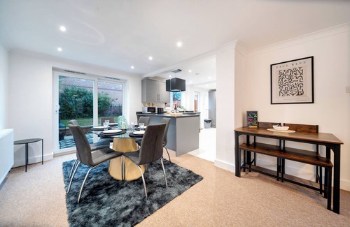 Thetford House | Modern and Spacious 4 Bedroom House with WiFi,Garden, Parking and Smart TV