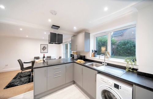 Thetford House | Modern and Spacious 4 Bedroom House with WiFi,Garden, Parking and Smart TV