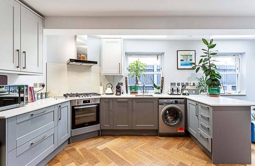 Tooting Apartment | Modern and Spacious Colliers Wood Home