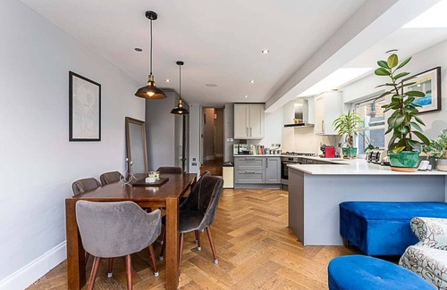 Tooting Apartment | Modern and Spacious Colliers Wood Home