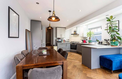 Tooting Apartment | Modern and Spacious Colliers Wood Home