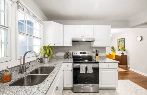 Atlanta House | Modern and Stylish Bungalow 8 Min from Mercedes-Benz