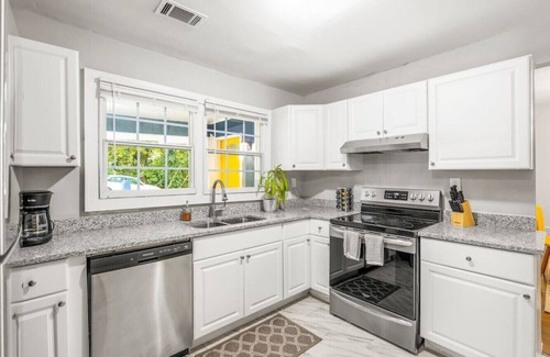 Atlanta House | Modern and Stylish Bungalow 8 Min from Mercedes-Benz