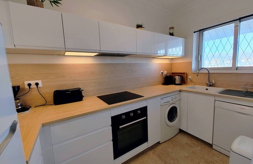 Villeneuve Loubet Beach Apartment | Modern Apartment for 4 with AC and Parking, Villeneuve-Loubet Beach