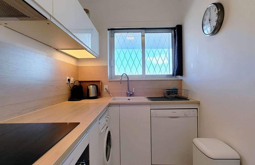 Villeneuve Loubet Beach Apartment | Modern Apartment for 4 with AC and Parking, Villeneuve-Loubet Beach