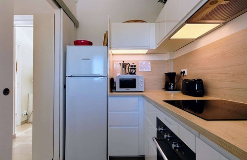 Villeneuve Loubet Beach Apartment | Modern Apartment for 4 with AC and Parking, Villeneuve-Loubet Beach