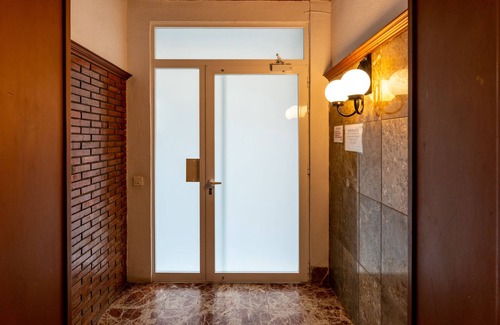 Capuchinos Apartment | Modern Apartment "Capuchinos IZQUIERDA" in the City Centre with Balcony, Air Conditioning & Wi-Fi