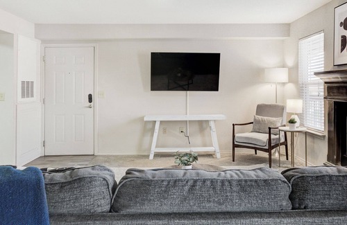 Broken Arrow Apartment | Modern Apartment in Prime Location (ID2726X85)