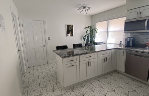 Forestview Apartment | Modern Apartment in Berwyn