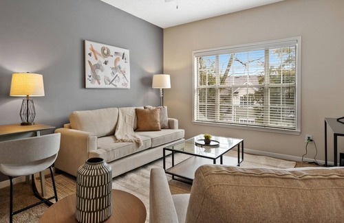 Brentwood Apartment | Modern Apartment in Prime Location (ID8439X05)