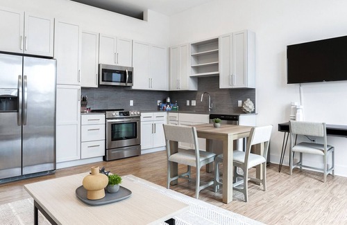 Second Ward Apartment | Modern Apartment in Prime Location (ID8880X39)