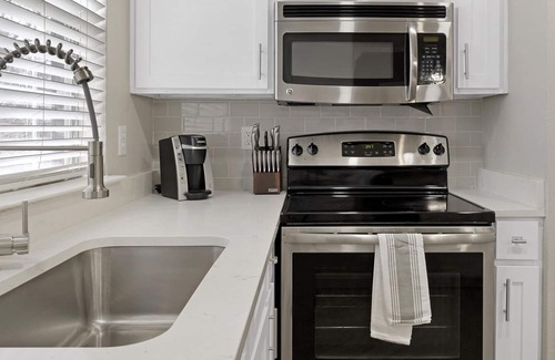Grapevine Apartment | Modern Apartment in Prime Location (ID8172X38)