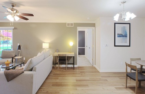 Brighton Apartment | Modern Apartment in Prime Location (ID7981X10)