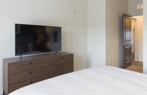 Highpoint Apartment | Modern Apartment in Prime Location (ID8039X71)