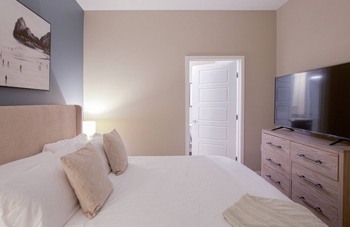 West Central Apartment | Modern Apartment in Prime Location (ID5009X61)