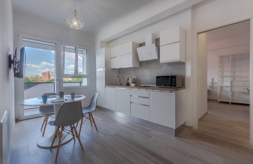 Bolognina Apartment | Modern apartment located on the second floor of a building, equipped with a lift (to access it you have to climb 6 steps)45 sqm apartment, with bedroom and bathroom. The whole house is equipped with an internet connection.Essential services such as super