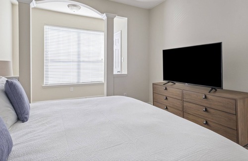 Alden Bridge Apartment | Modern Apartment in Prime Location (ID4771X00)