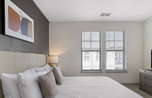 Homewood Apartment | Modern Apartment in Prime Location (ID1167X724)