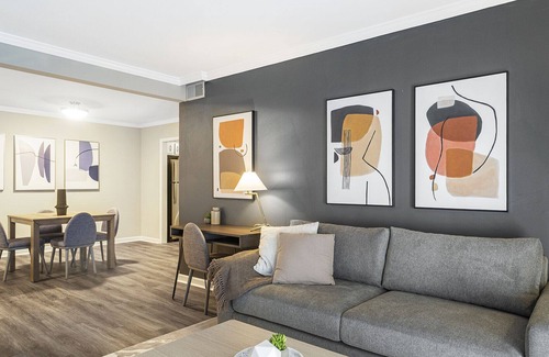 Homewood Apartment | Modern Apartment in Prime Location (ID1008X640)