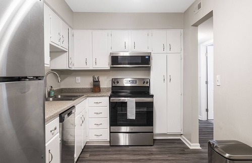 Homewood Apartment | Modern Apartment in Prime Location (ID1008X640)