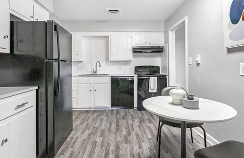 Winston - Salem Apartment | Modern Apartment in Prime Location (ID1221X009)