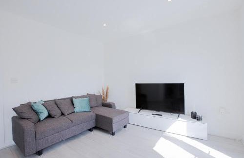 Coventry Apartment | Modern Apartment with Balcony near City Centre