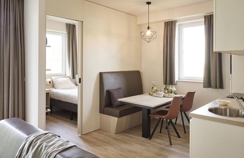 Jabbeke Apartment | Modern apartment with dishwasher, on a resort, near a recreational lake