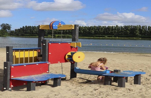 Jabbeke Apartment | Modern apartment with dishwasher, on a resort, near a recreational lake