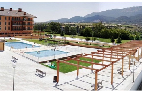 Jaca Apartment | Modern apartment with parking, pool and wifi