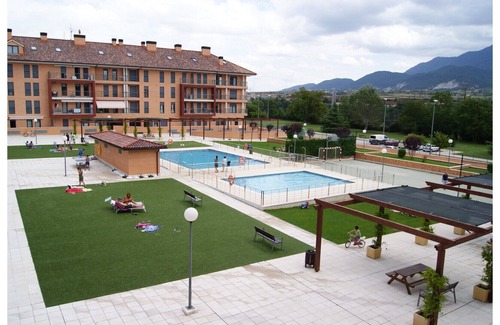 Jaca Apartment | Modern apartment with parking, pool and wifi