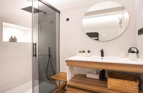 Linero Apartment | Modern Apartment with Stunning Terrace & Sea Views