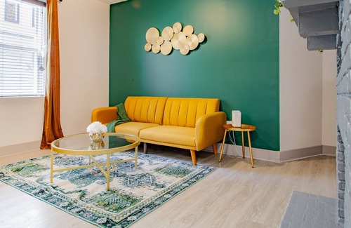 Mount Vernon Apartment | Modern Apt Downtown BMORE