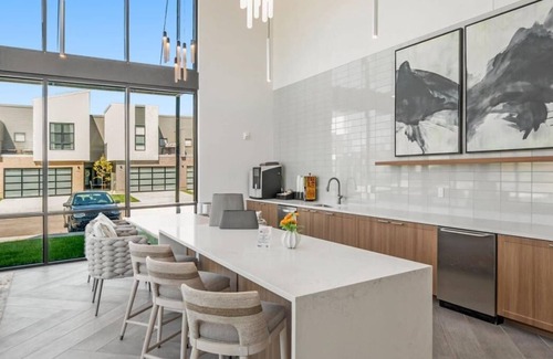 Lee's Summit Apartment | Modern Apt. Lee's Summit Oasis + EV Charger, Shops, Dining, Park, Gym, & Freeway