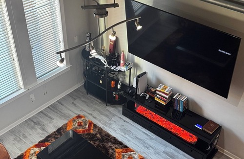 Atlantic Station Area Condo | Modern Atlantic Station Loft 2-Min Walk to Dining, Shopping, Gym & Theater