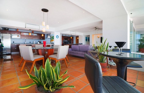 Conchas Chinas Condo | Modern Beachfront - Casa Caballito del Mar