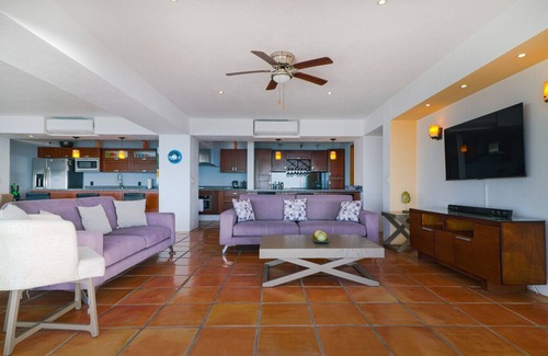 Conchas Chinas Condo | Modern Beachfront - Casa Caballito del Mar