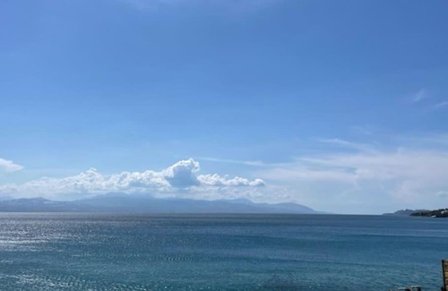 Loutraki-Agioi Theodoroi Apartment | Modern Beachfront apartment Mamizona