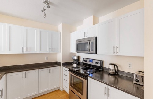 Northwest Bellevue Apartment | Modern Bellevue 1BR w/Gym & W/D, near Bellevue Sq. Mall, by Blueground