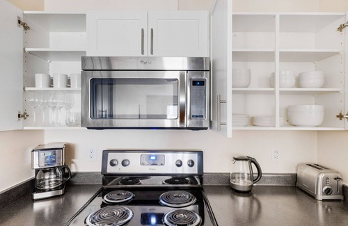 Northwest Bellevue Apartment | Modern Bellevue 1BR w/Gym & W/D, near Bellevue Sq. Mall, by Blueground