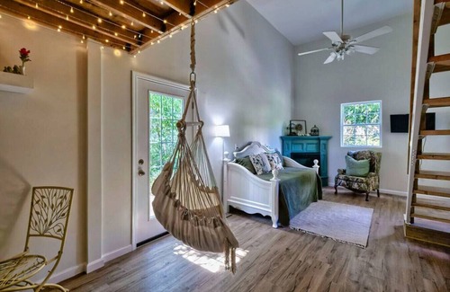 Columbia House | Modern Bird's Nest Studio Loft in Downtown!