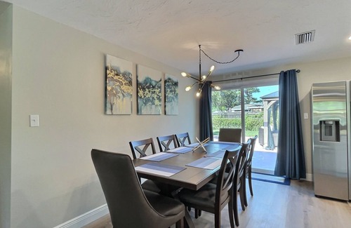 South Gate Ridge House | Modern bliss just 10 minutes from Siesta Key beaches and downtown Sarasota