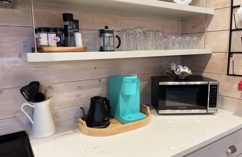 Clayton House | Modern Blue Cabin Retreat w/Mtn Views, Arcades & 5min to Downtown - Sleeps 10