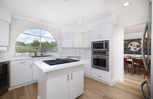 Medical Center District House | Modern Boho 5BR W Pool+Six flags