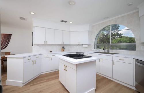 Medical Center District House | Modern Boho 5BR W Pool+Six flags