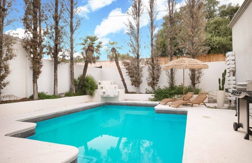 Medical Center District House | Modern Boho 5BR W Pool+Six flags