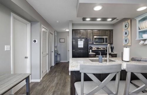 Branson West Condo | Modern Branson Condo in Notch- 2 miles from SDC with outdoor pool