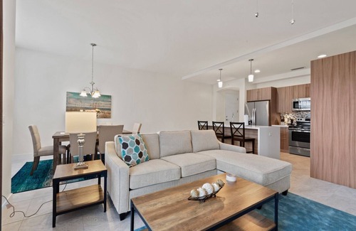 Majestic Palms Condo | Modern, Bright & Close to Beaches!
