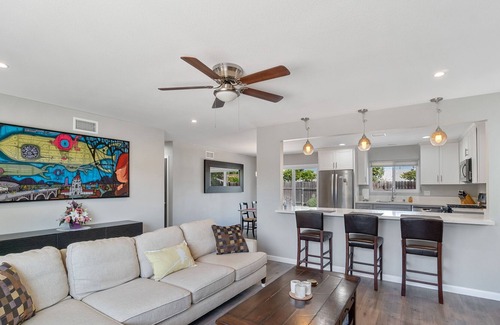 University City House | Modern & bright home in North San Diego w/ new appliances & a patio!