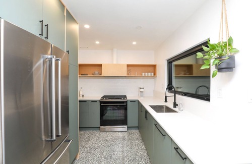 Dallas House | Modern bungalow-10 min walk from Dallas Arboretum
